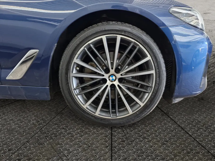 2023 BMW 5 Series 520i 