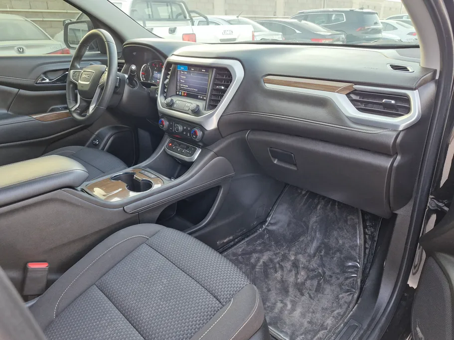 جي إم سي  اكاديا SLE 2023 