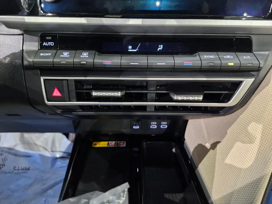 تويوتا كامري LE HEV 2025 