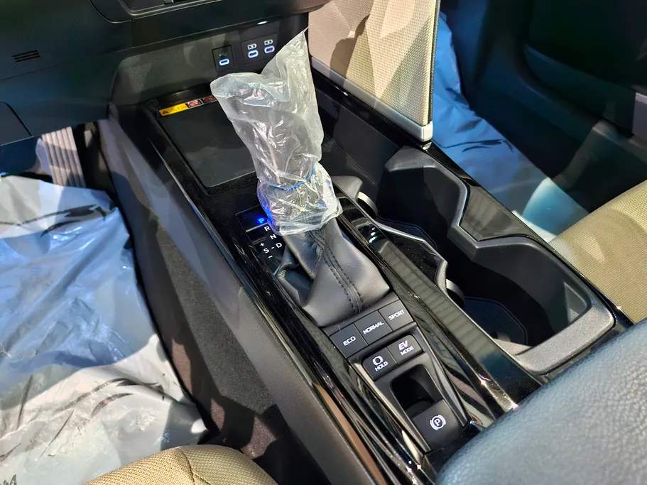 تويوتا كامري LE HEV 2025 