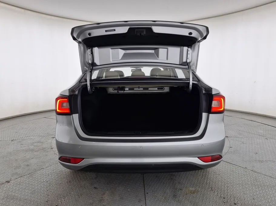 ام جي 5 LUX 2023 