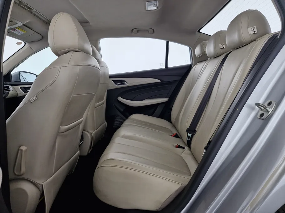 ام جي 5 LUX 2023 