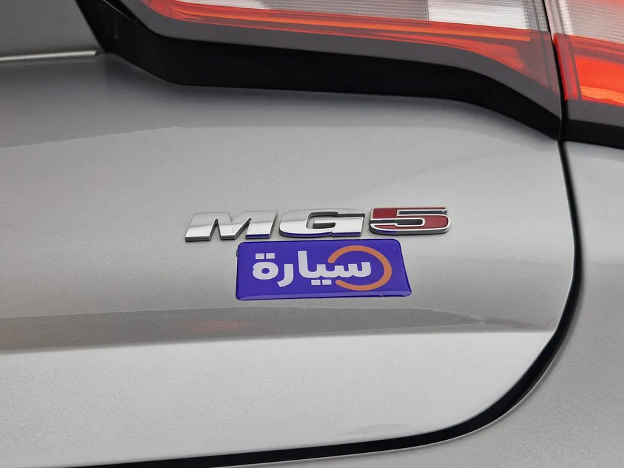 ام جي 5 LUX 2023 