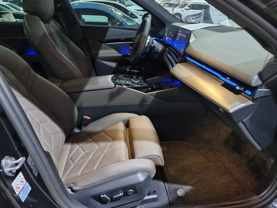 بي ام دبليو الفئة الخامسة 520i 2024 