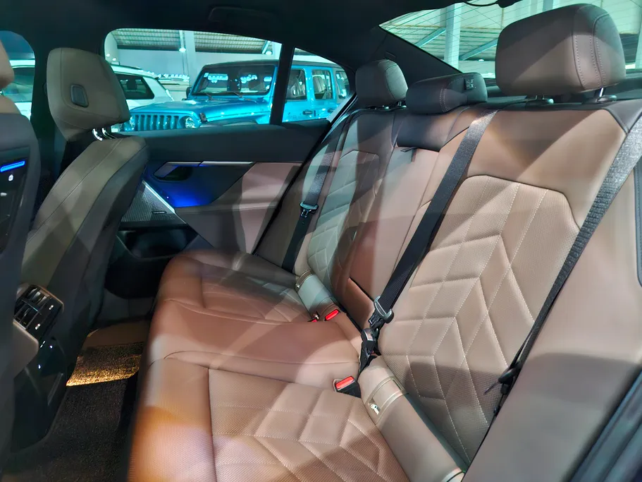 بي ام دبليو الفئة الخامسة 520i 2024 