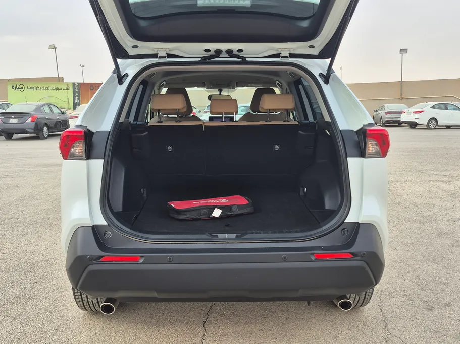 تويوتا راف فور LE 2024 