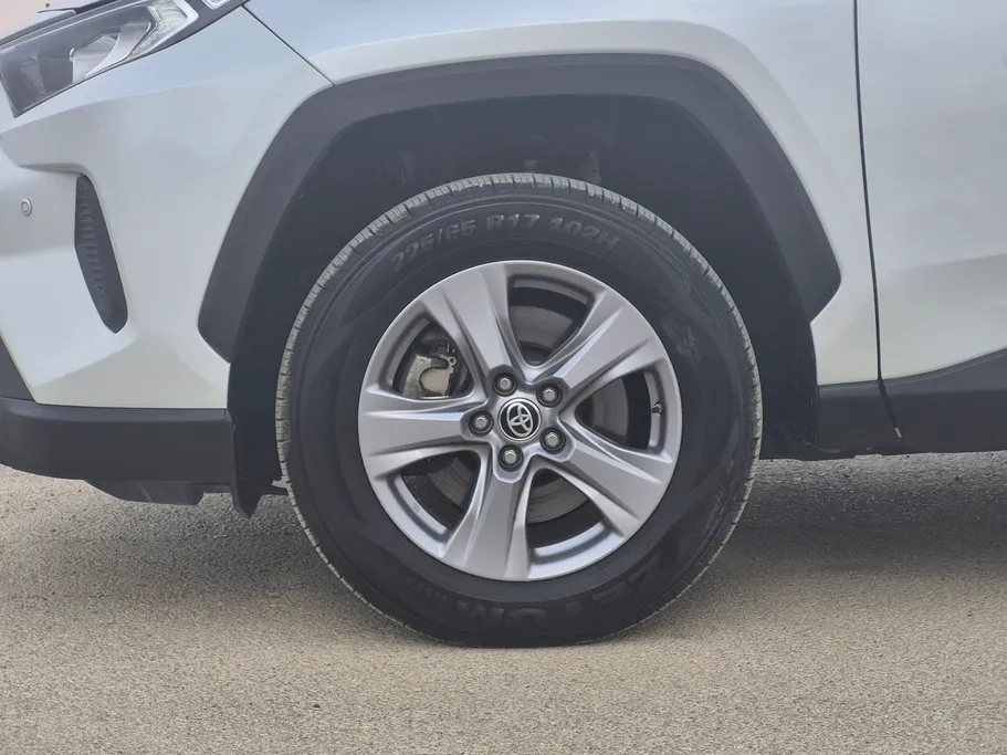 تويوتا راف فور LE 2024 