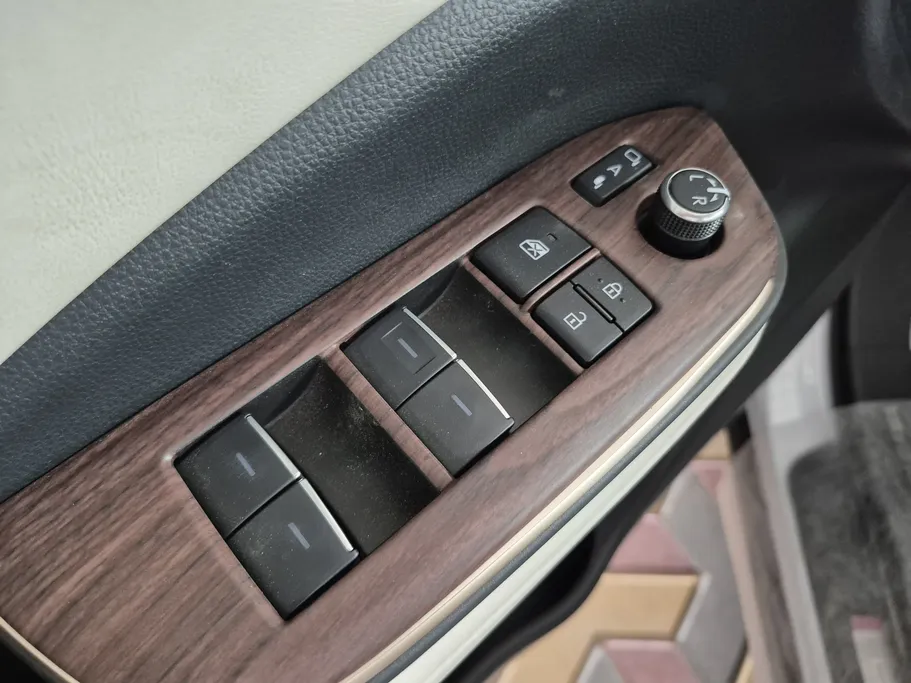 تويوتا كراون Majesta 2025 