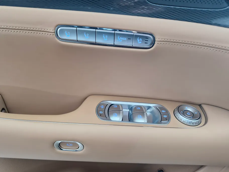 2025 Genesis G90 Royal 