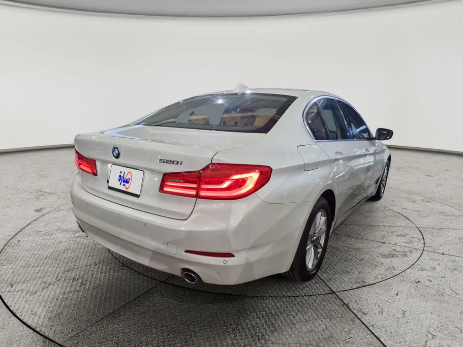 بي ام دبليو الفئة الخامسة 520i 2020 