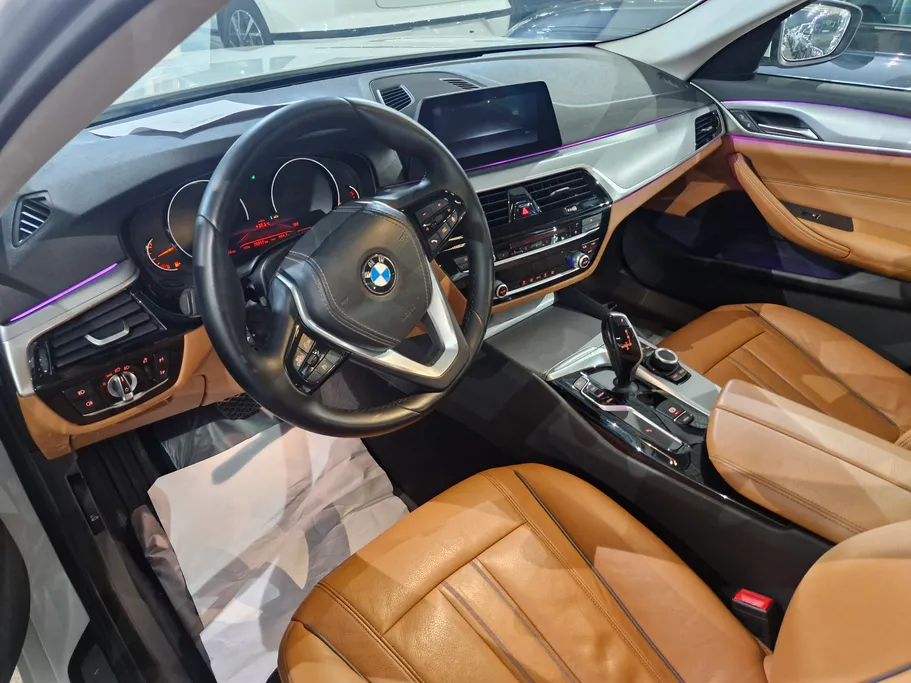 بي ام دبليو الفئة الخامسة 520i 2020 