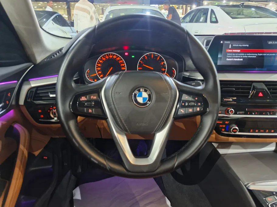 بي ام دبليو الفئة الخامسة 520i 2020 