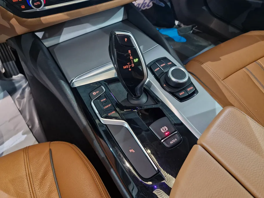 بي ام دبليو الفئة الخامسة 520i 2020 