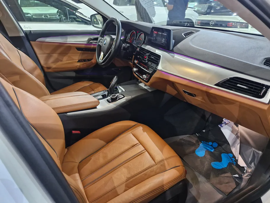 بي ام دبليو الفئة الخامسة 520i 2020 