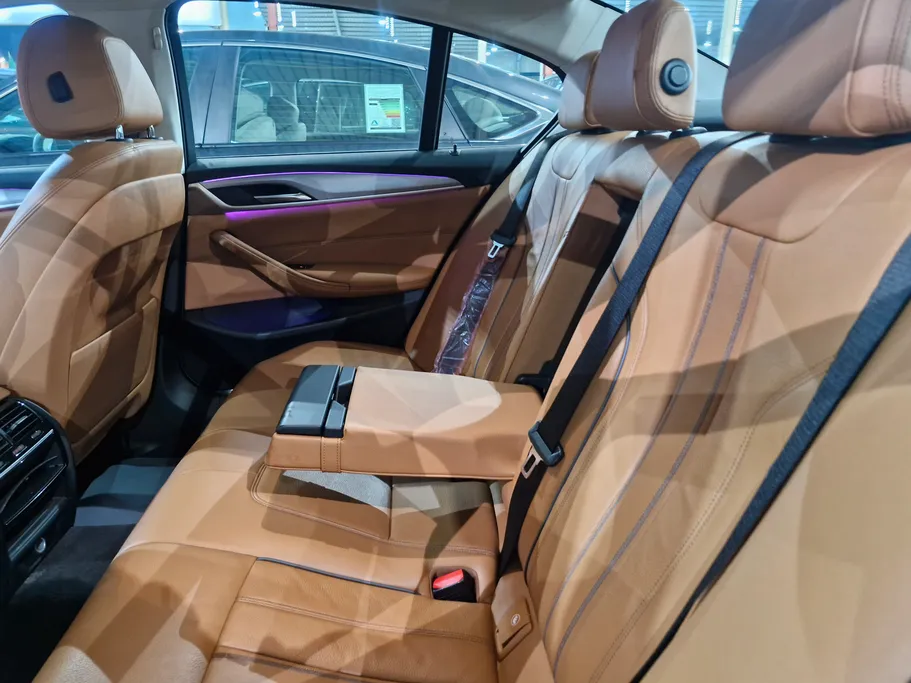 بي ام دبليو الفئة الخامسة 520i 2020 