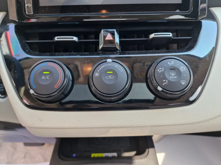 تويوتا كورولا XLI Executive Moonroof 2025 