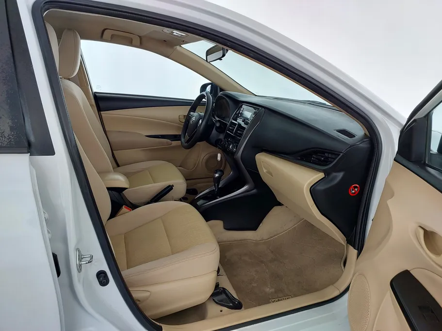 2022 Toyota Yaris  Y FLT 