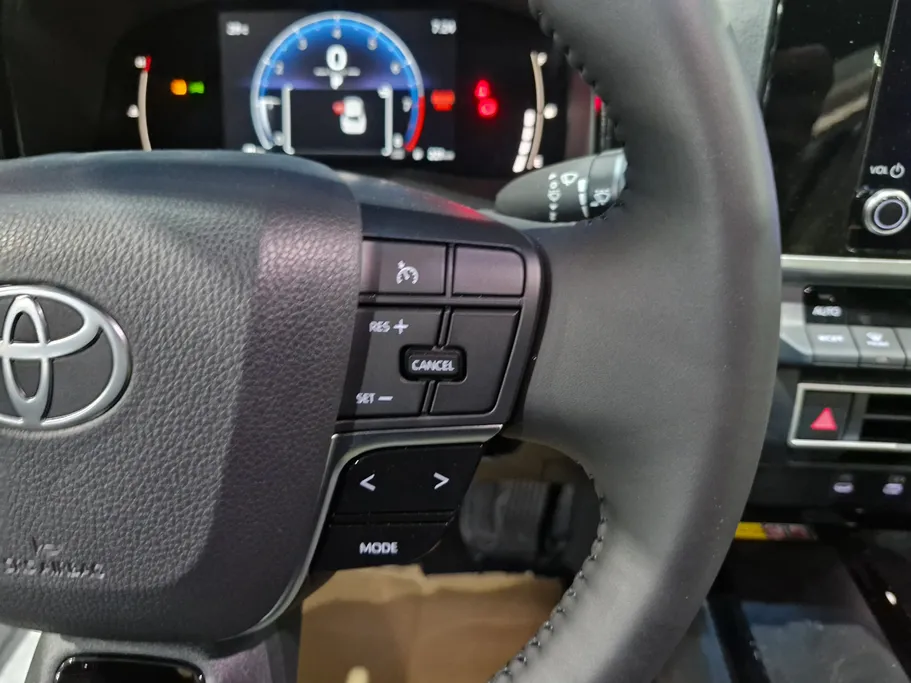 تويوتا كامري LE 2025 