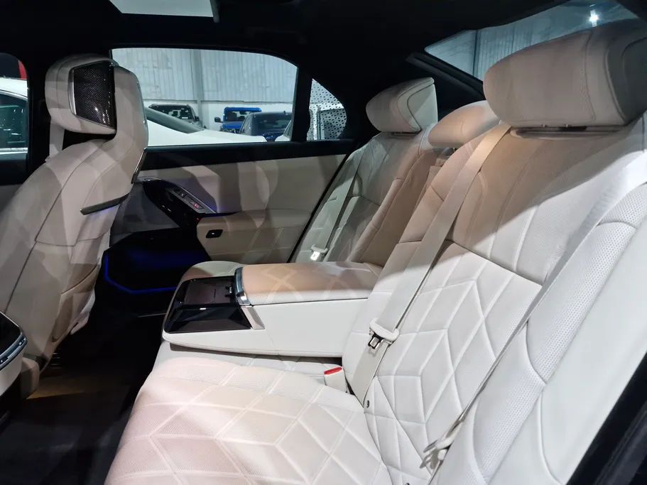 بي ام دبليو الفئة السابعة 740 i 2025 