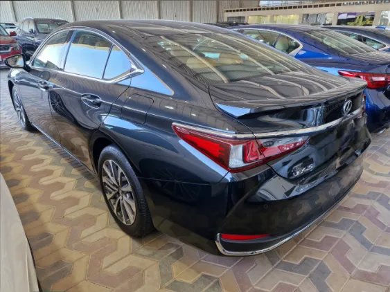 لكزس ES 300 AH Hybrid  2023 