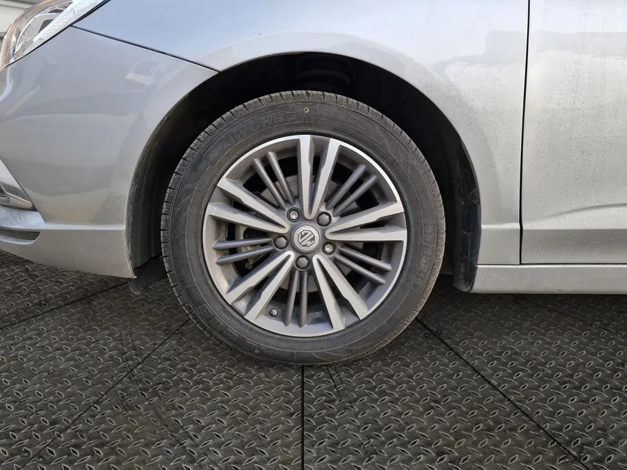 ام جي 5 LUX 2023 