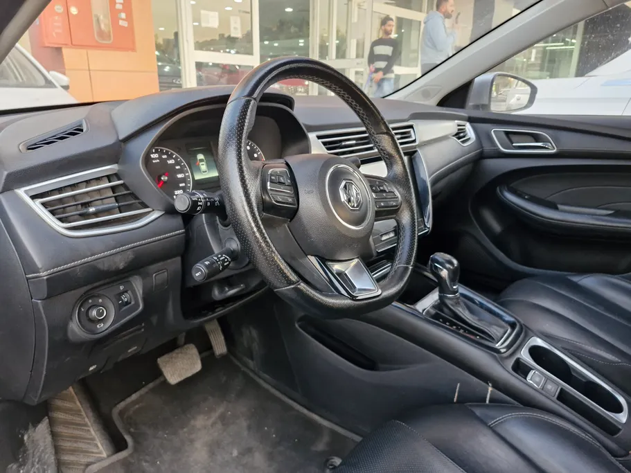 ام جي 5 LUX 2023 