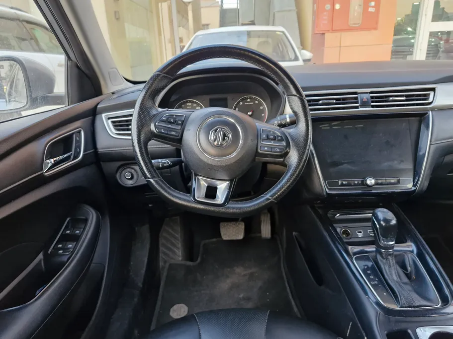 ام جي 5 LUX 2023 