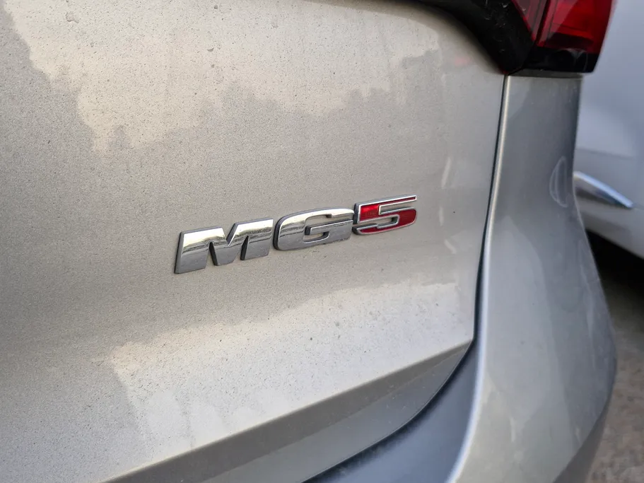 ام جي 5 LUX 2023 