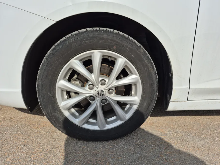 ام جي 5 STD 2023 