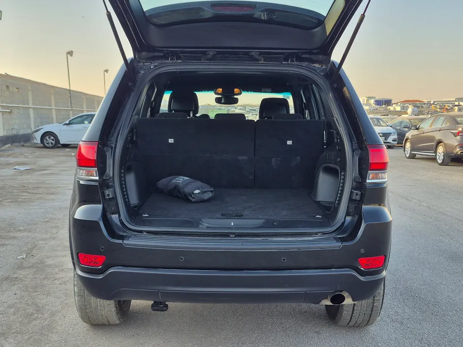 جيب جراند شيروكي لاريدو 2021 