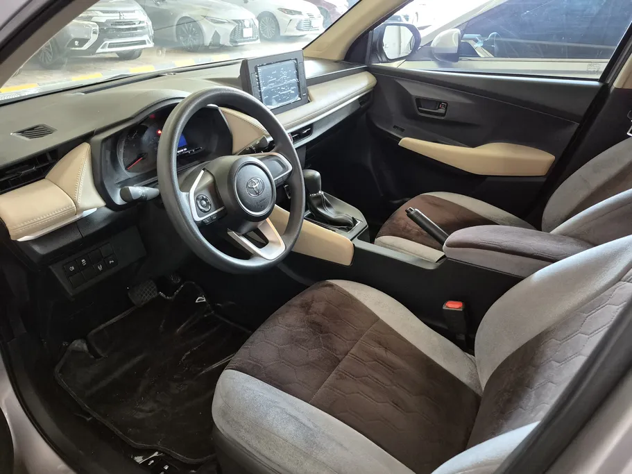 2023 Toyota Yaris  Y FLT 