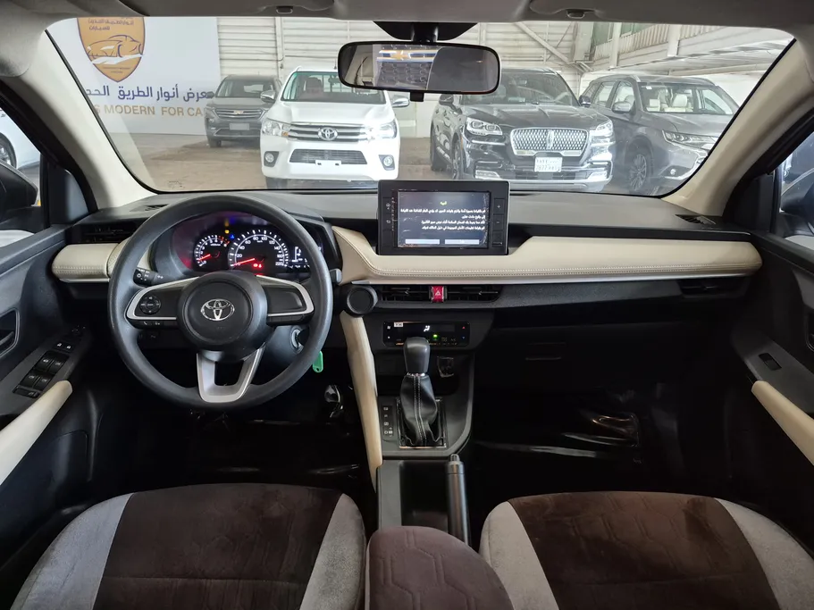 2023 Toyota Yaris  Y FLT 