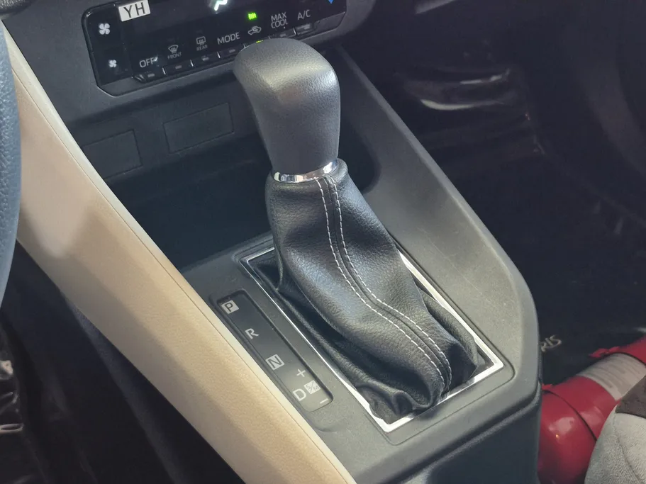 2023 Toyota Yaris  Y FLT 