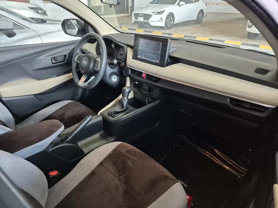 2023 Toyota Yaris  Y FLT 