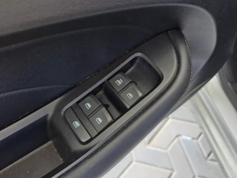 ام جي 5 LUX 2023 