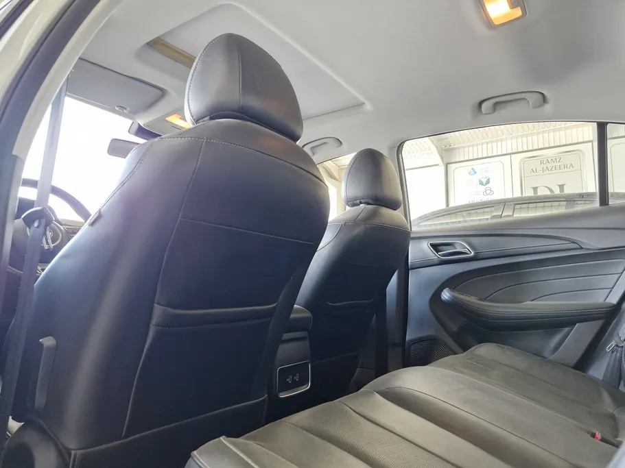 ام جي 5 LUX 2023 