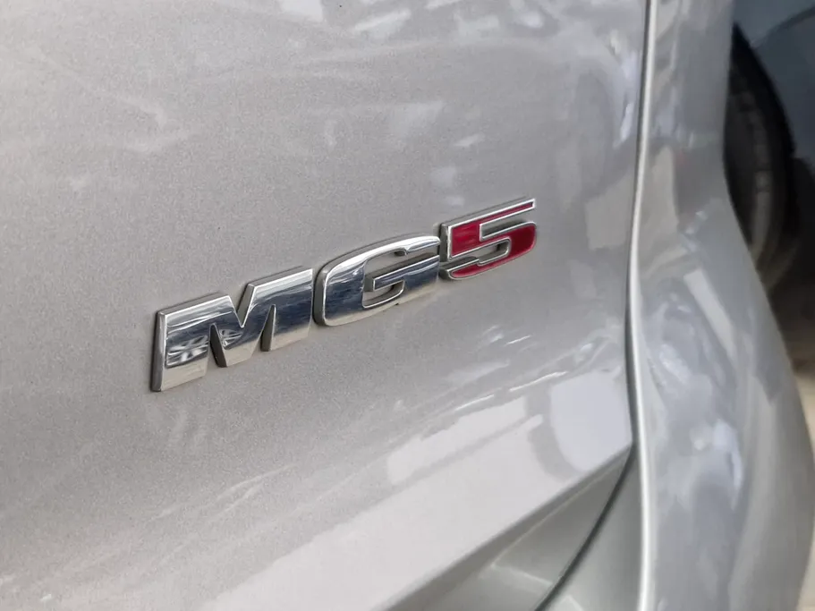 ام جي 5 LUX 2023 