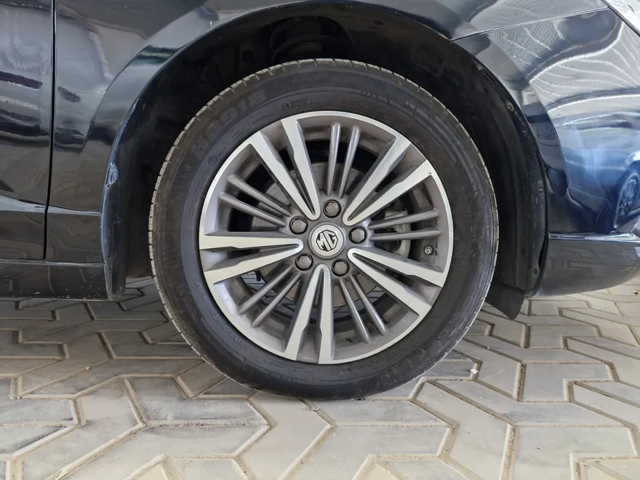 ام جي 5 LUX 2023 