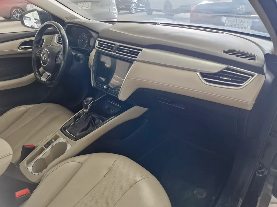 ام جي 5 LUX 2023 