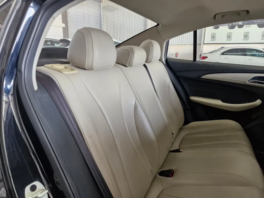 ام جي 5 LUX 2023 