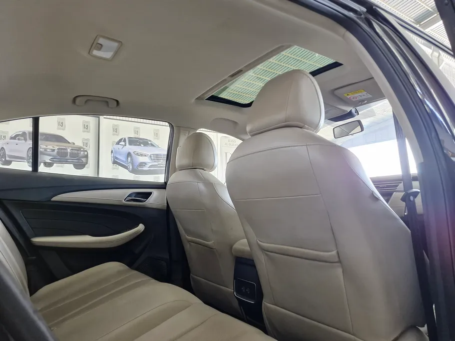 ام جي 5 LUX 2023 