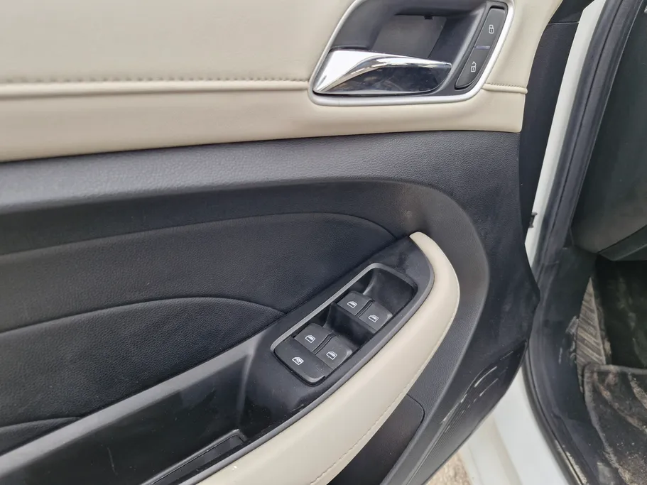 ام جي 5 LUX 2023 