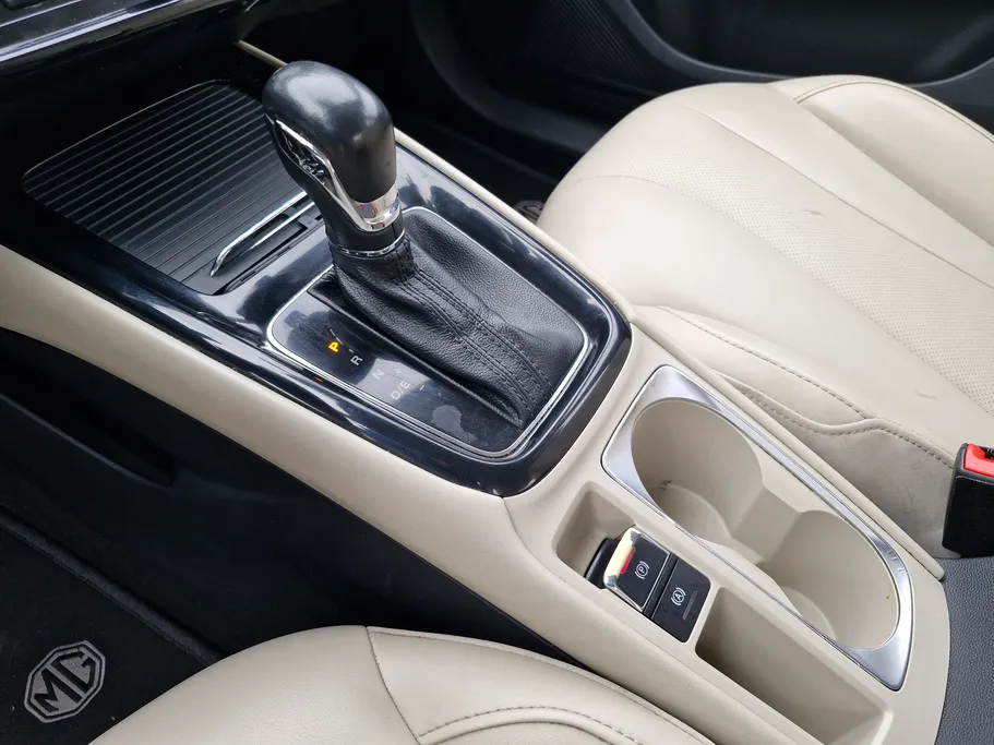 ام جي 5 LUX 2023 