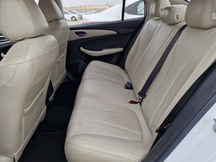 ام جي 5 LUX 2023 