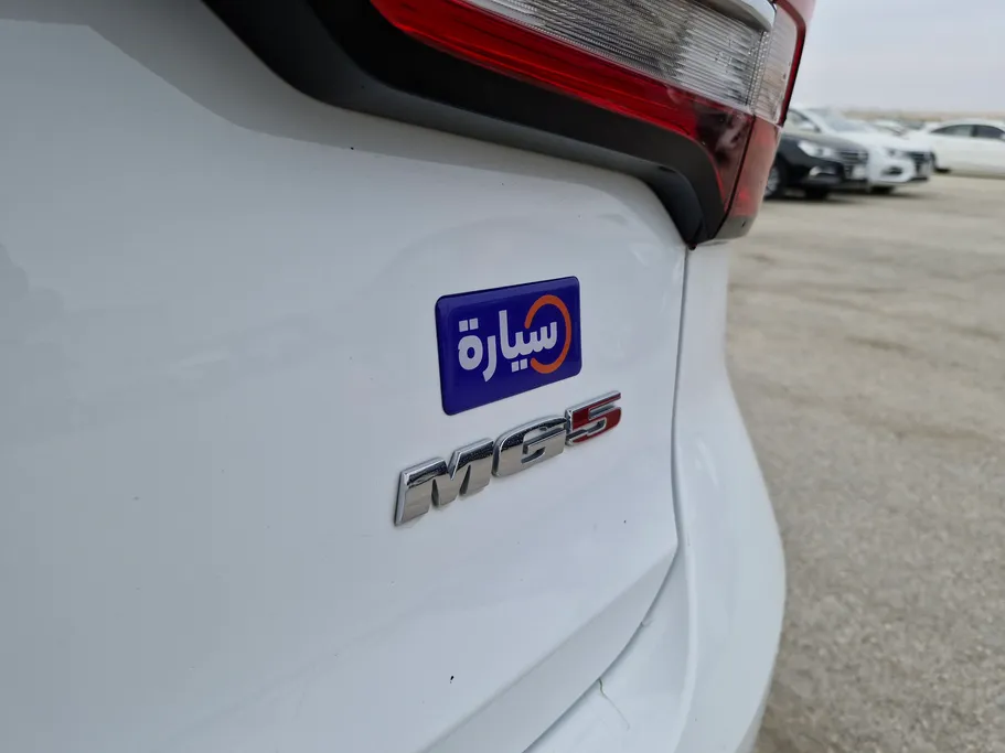 ام جي 5 LUX 2023 