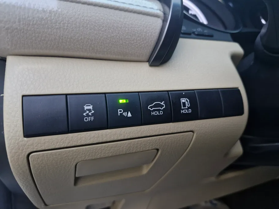 تويوتا كامري LE HEV 2023 