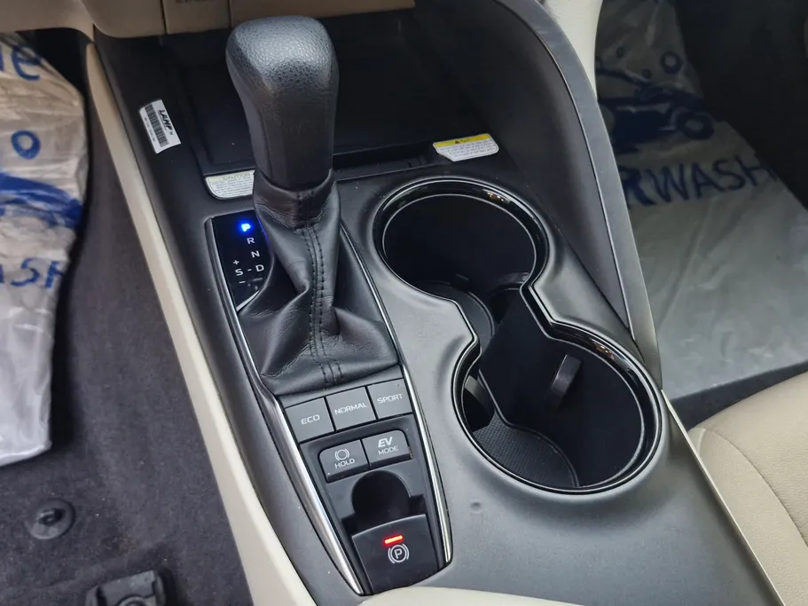 تويوتا كامري LE HEV 2023 