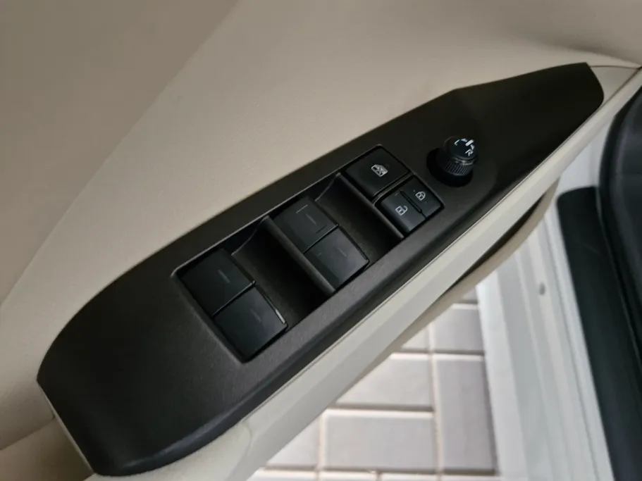 تويوتا كامري LE 2023 