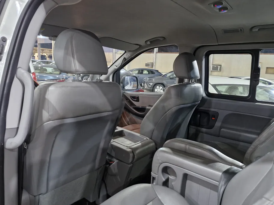 2020 Hyundai Grand Starex passenger 