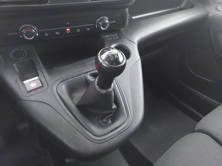 2023 Peugeot Partner Short van 